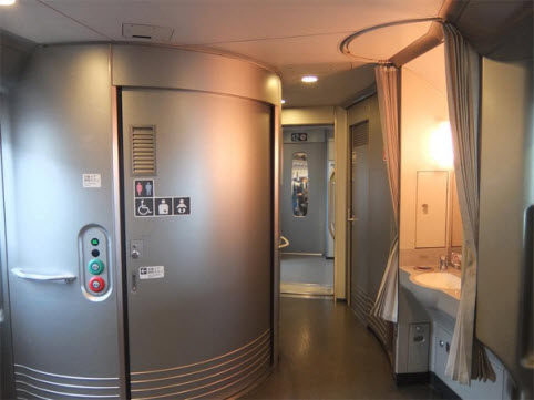 Khu WC hiện đại trên tàu Shinkansen