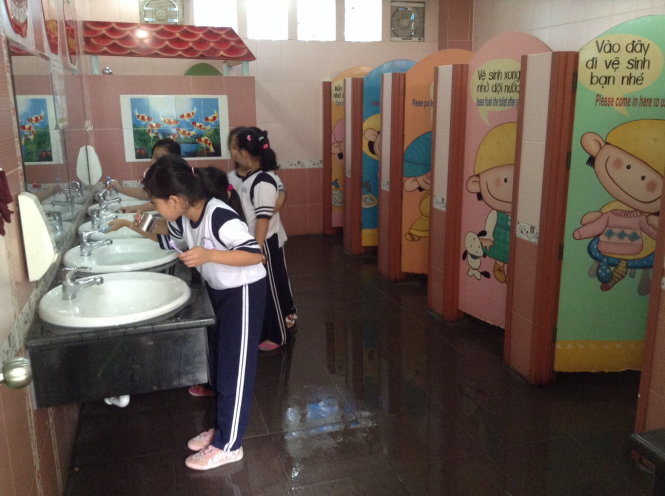 Nhà vệ sinh trường tiểu học 
